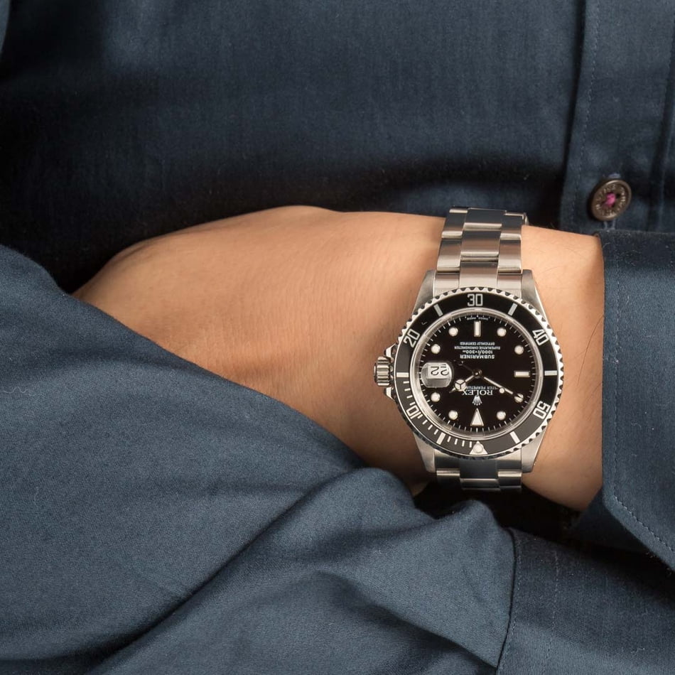 Buy Used Rolex Submariner 16610 | Bob's Watches - Sku: 158266